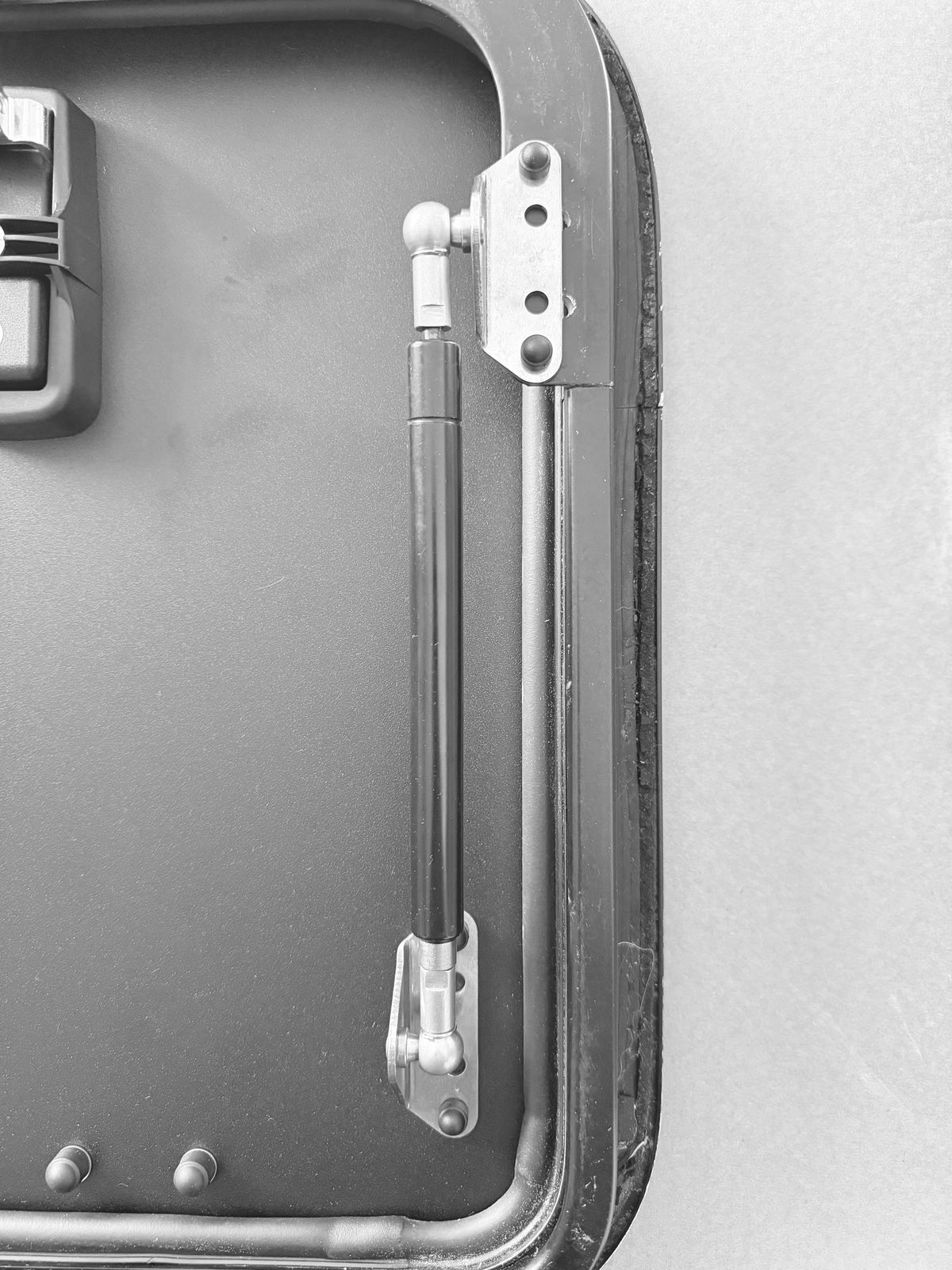 Gas strut brackets mounted
