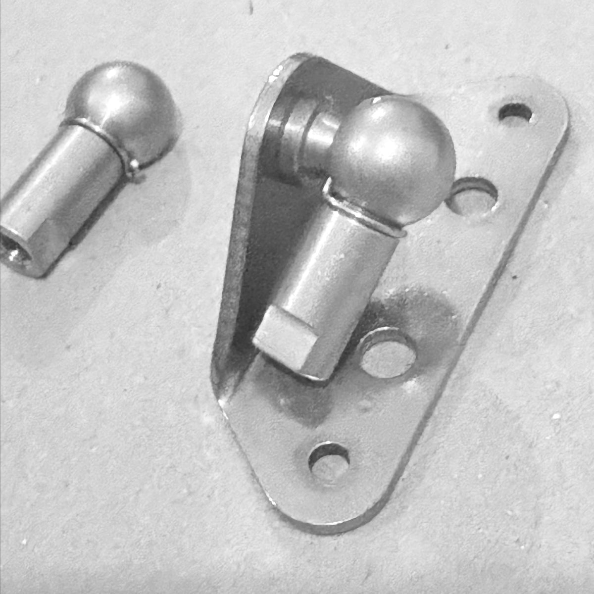 Pivot gas strut bracket mounted