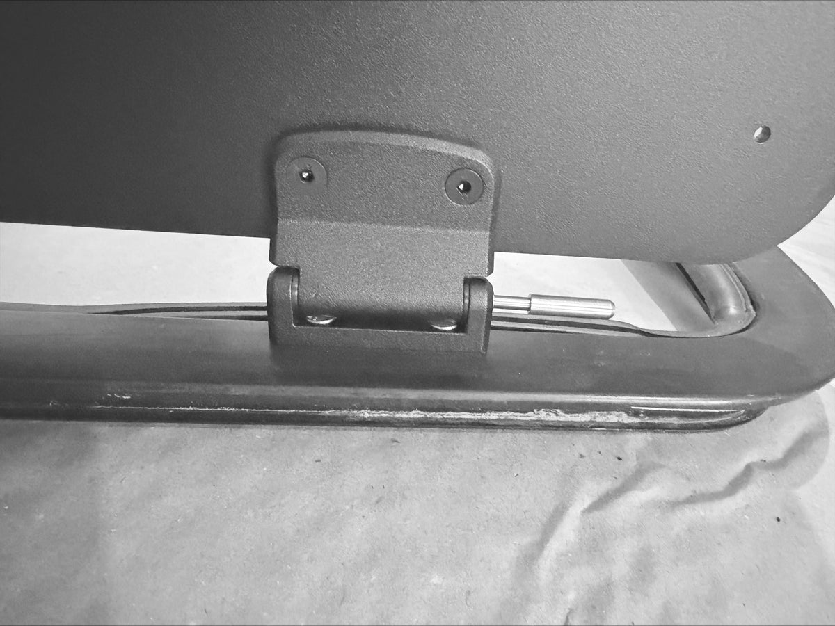 Pre-positioning of the hinge pin